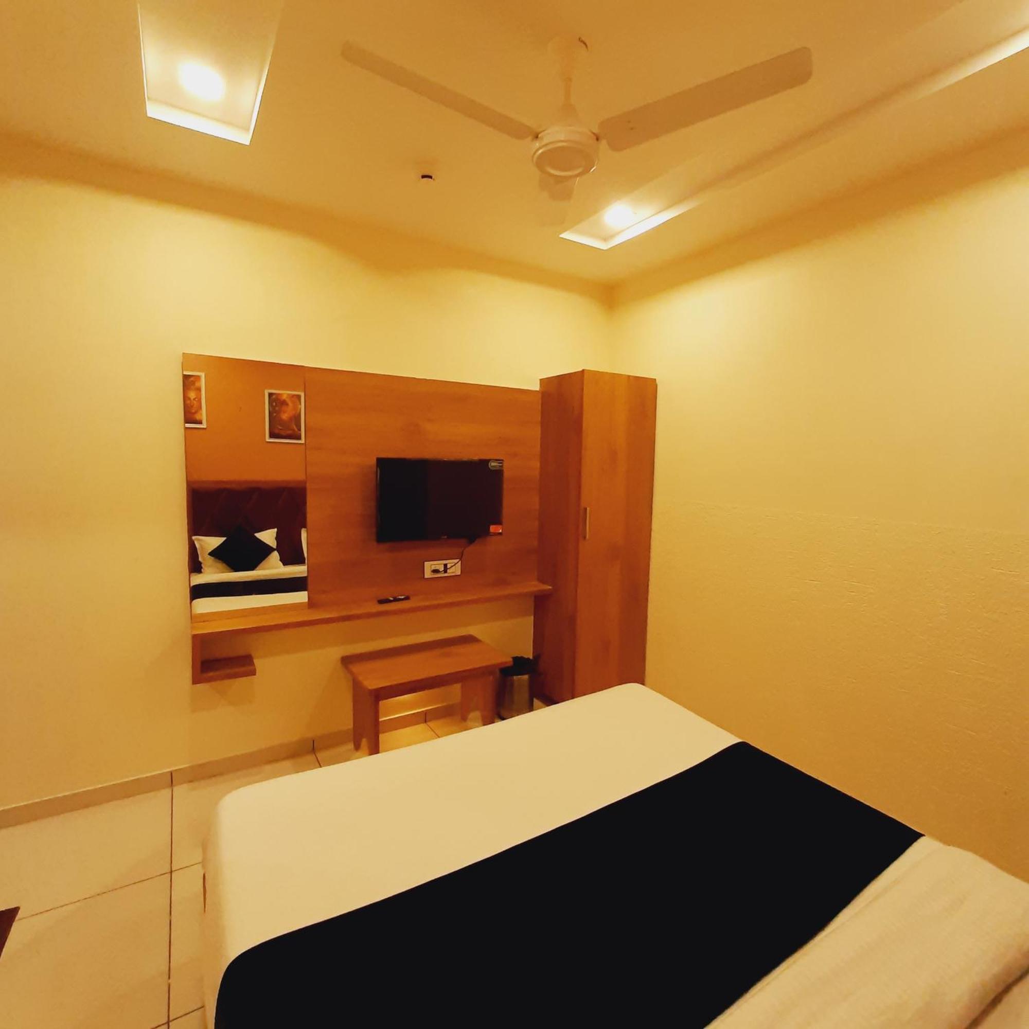Hotel Suncity 阿穆达巴 外观 照片