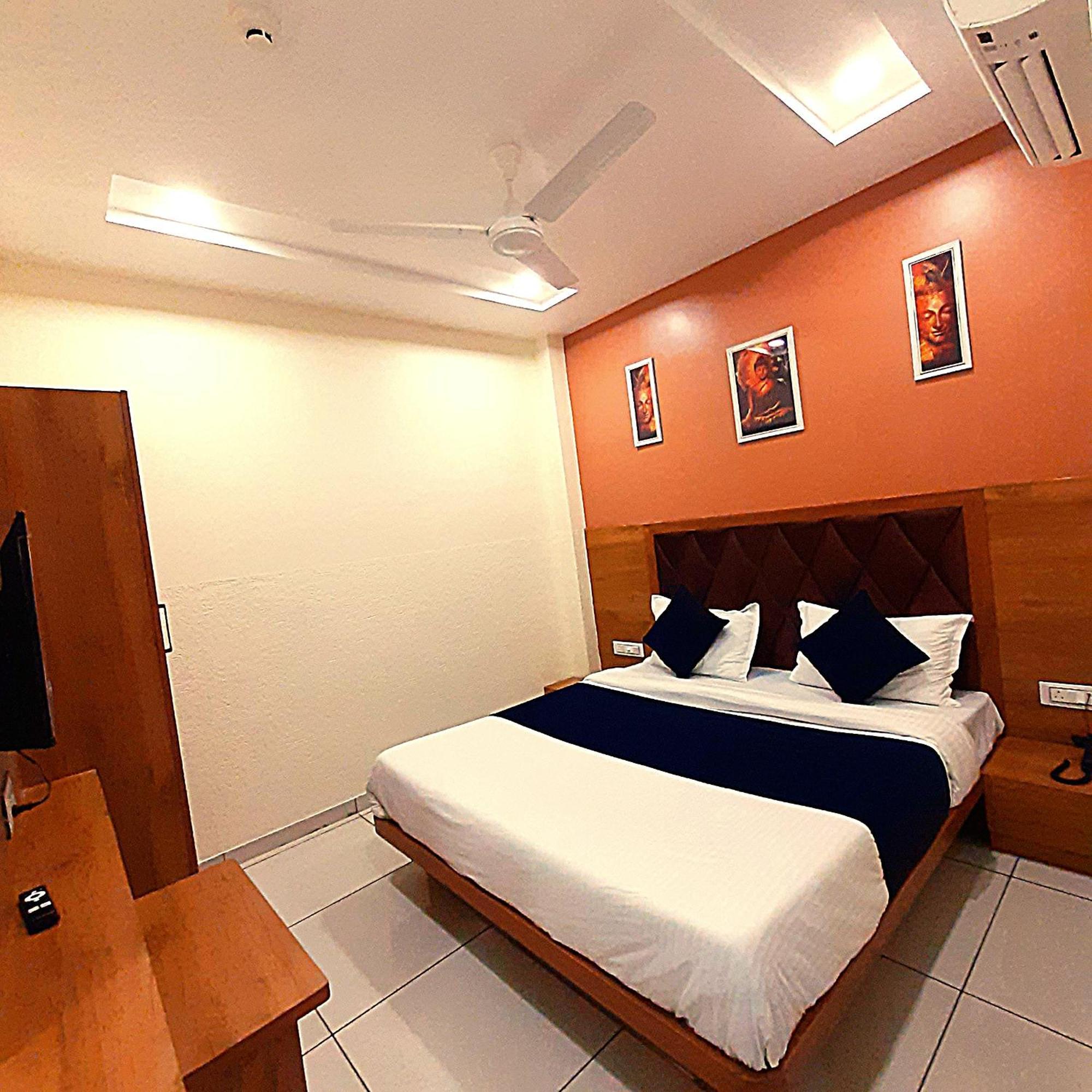 Hotel Suncity 阿穆达巴 外观 照片