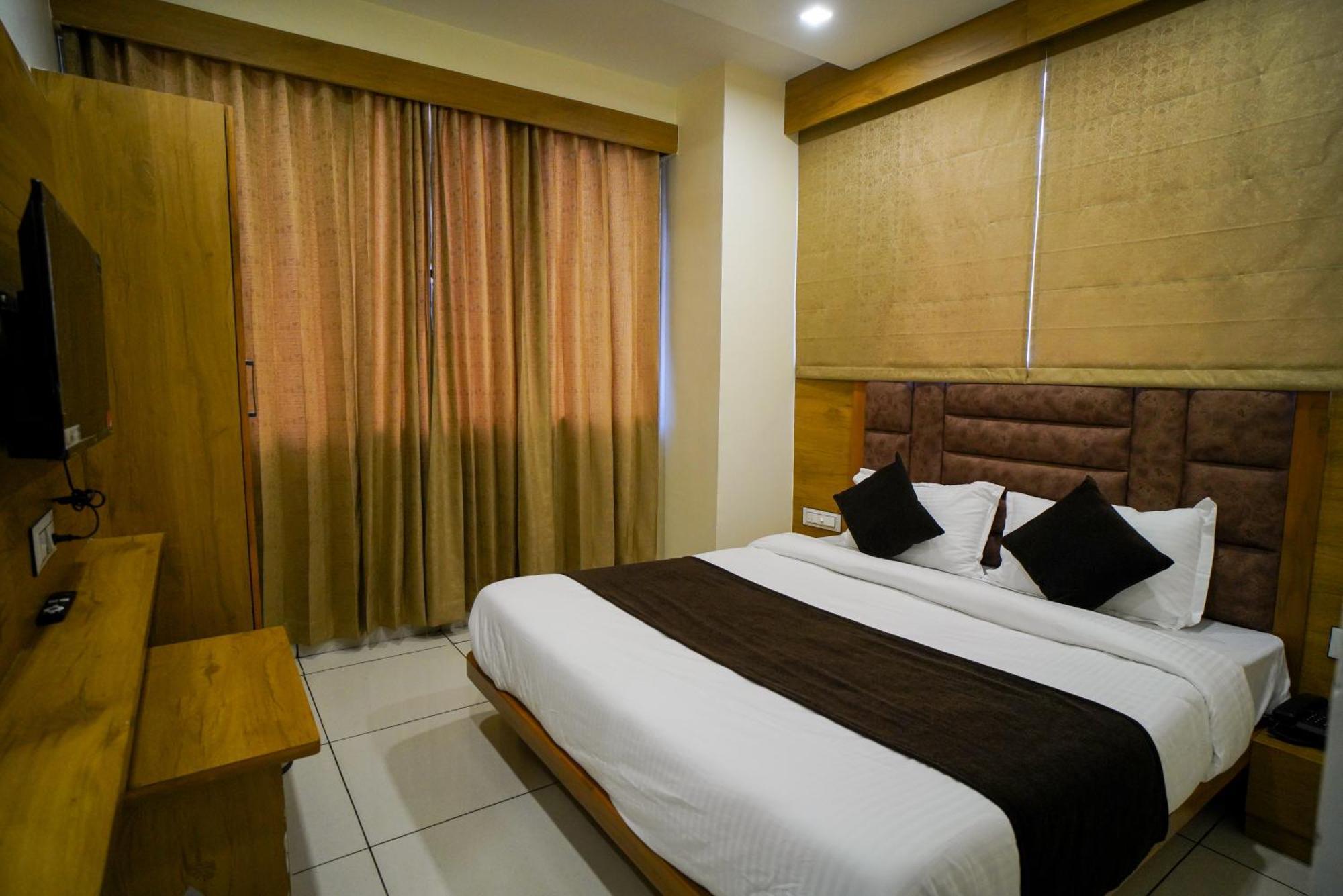 Hotel Suncity 阿穆达巴 外观 照片