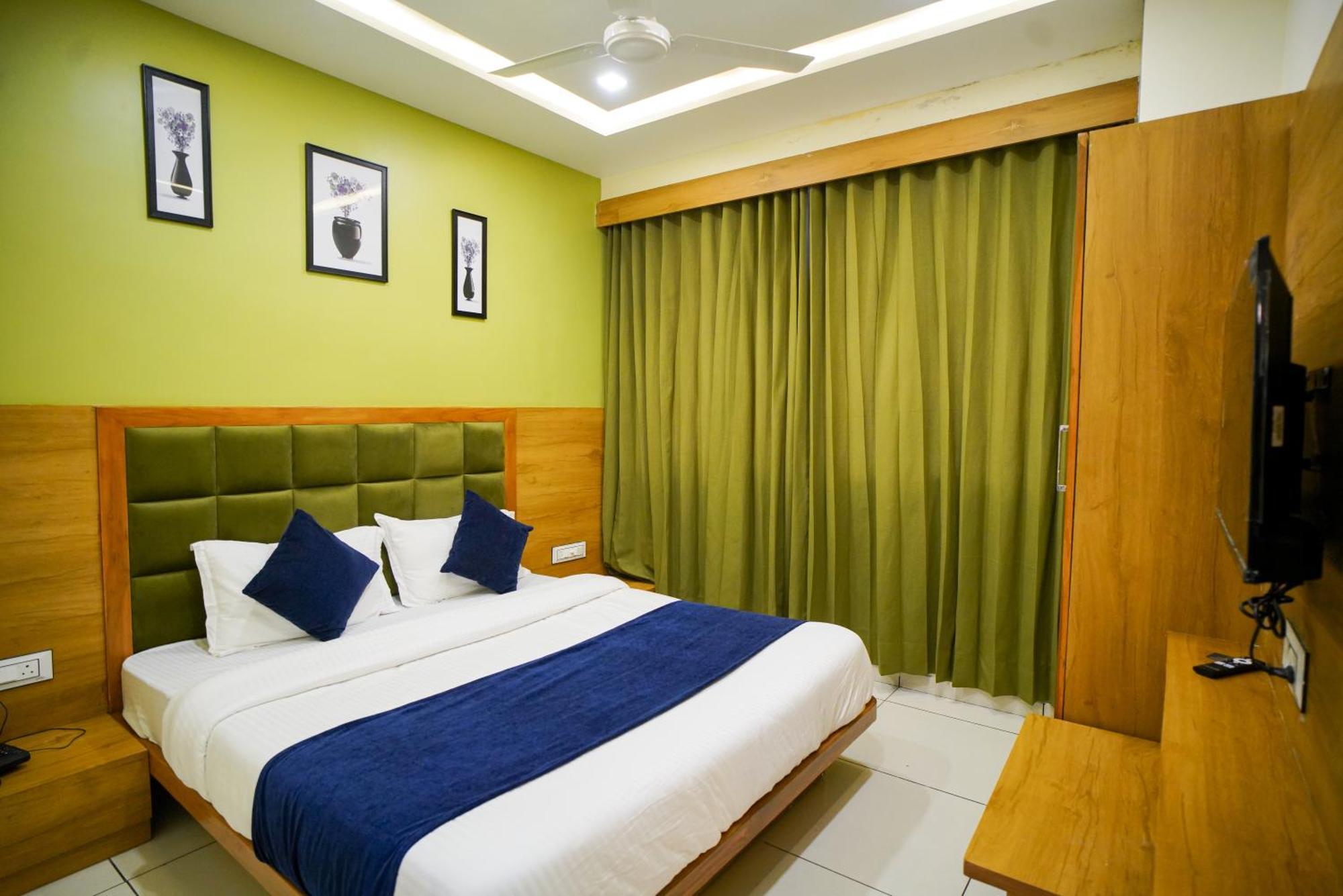 Hotel Suncity 阿穆达巴 外观 照片