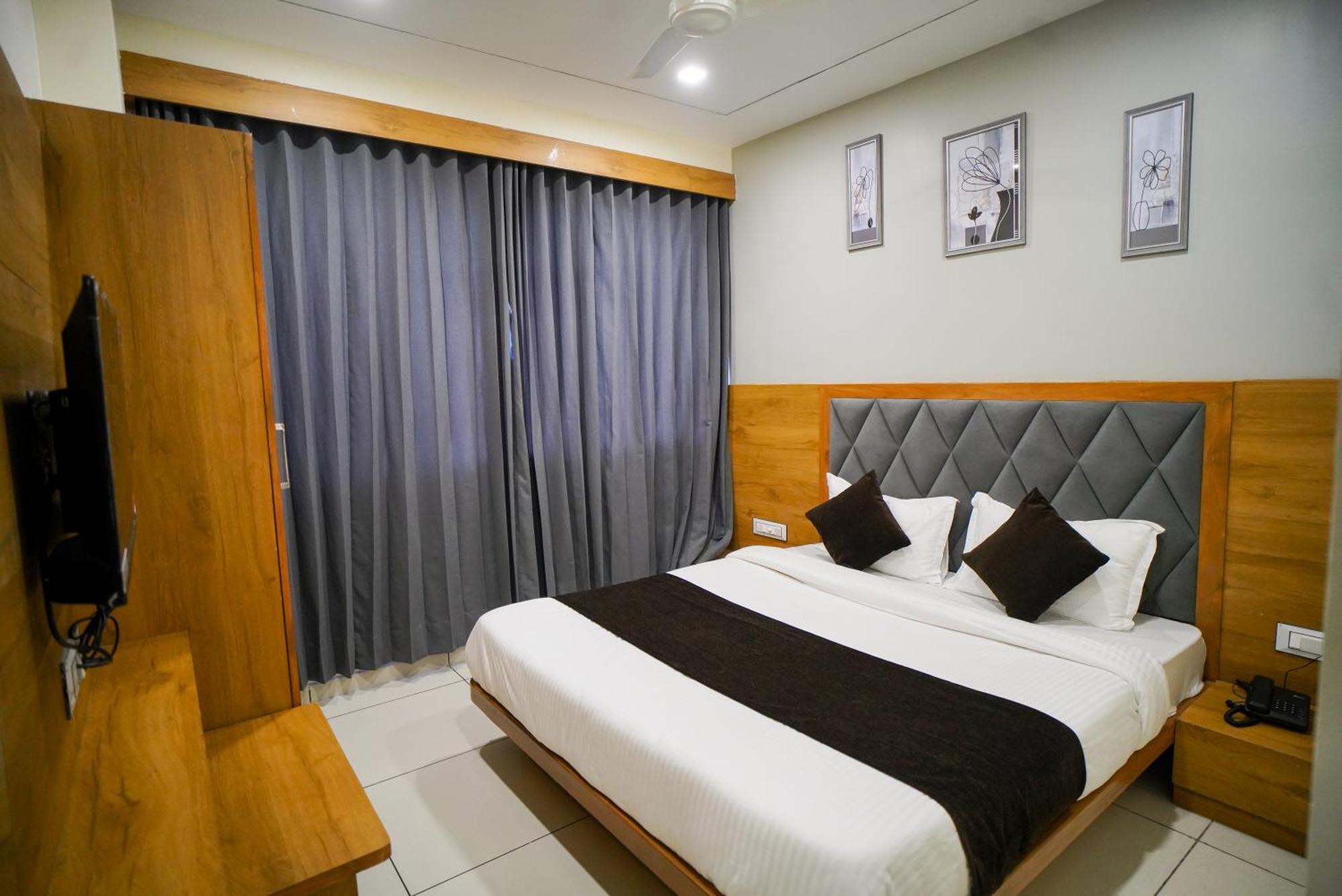Hotel Suncity 阿穆达巴 外观 照片